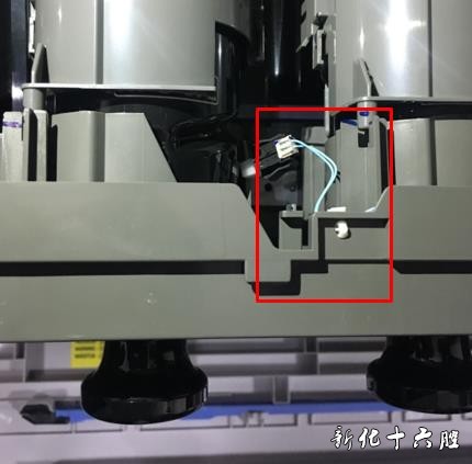 新机安装提示前门无法关闭，同时发现红黄墨粉瓶无法被锁定.jpg
